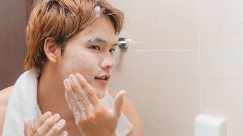 rửa mặt cho da thường xuyên
