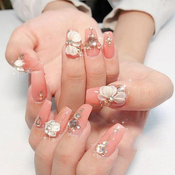 Các mẫu nail đính đá lấp lánh 2024-2025 được chị em săn đón 