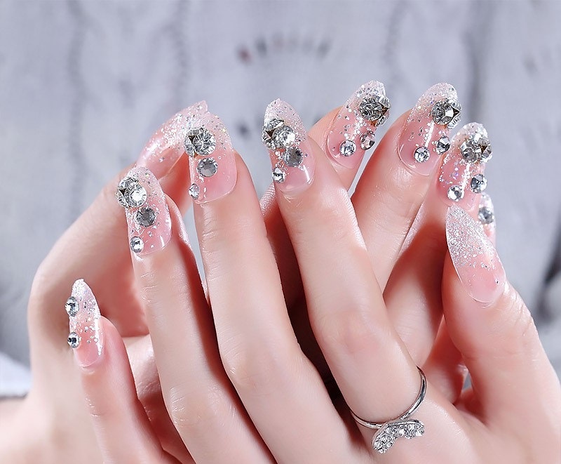 Các mẫu nail đính đá lấp lánh 2024-2025 được chị em săn đón