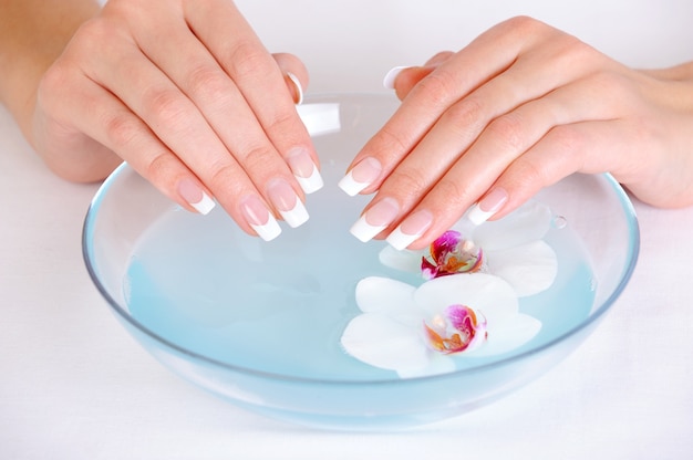 Review những mẫu nail tối giản cho chị em hướng nội