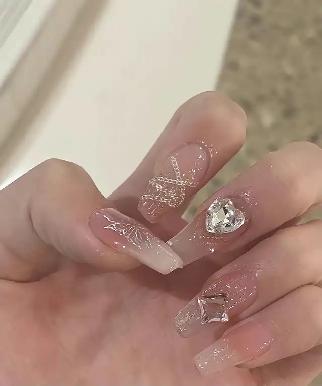 Review những mẫu nail trong suốt nổi bật dành cho các bạn gái