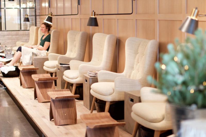 10 mẫu ghế làm nail đẹp chất lượng dành cho tiệm nail spa