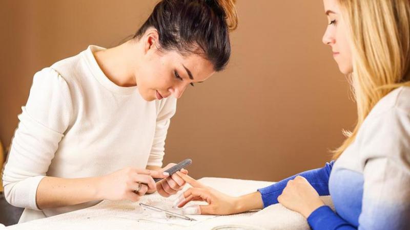 Trả lời các câu hỏi khách hàng khi làm nail